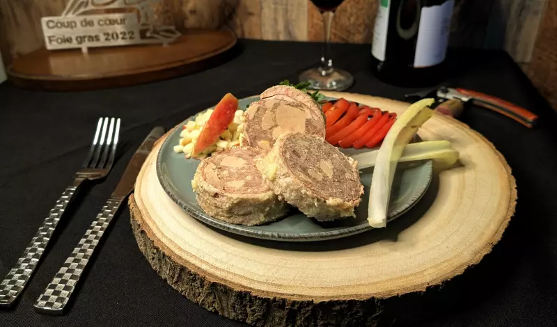 Cou Farci de Canard (35% Foie Gras) accompagné d'endives, tomates et pommes